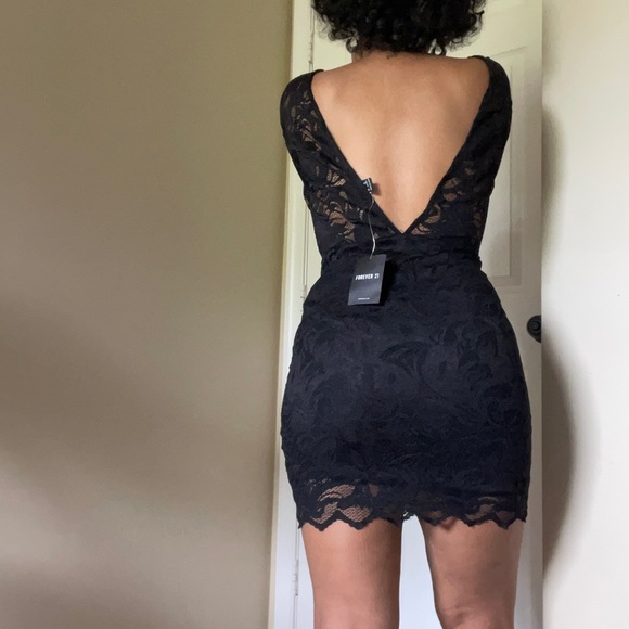 Black lace dress with open deep V-shape back - Picture 3 of 3